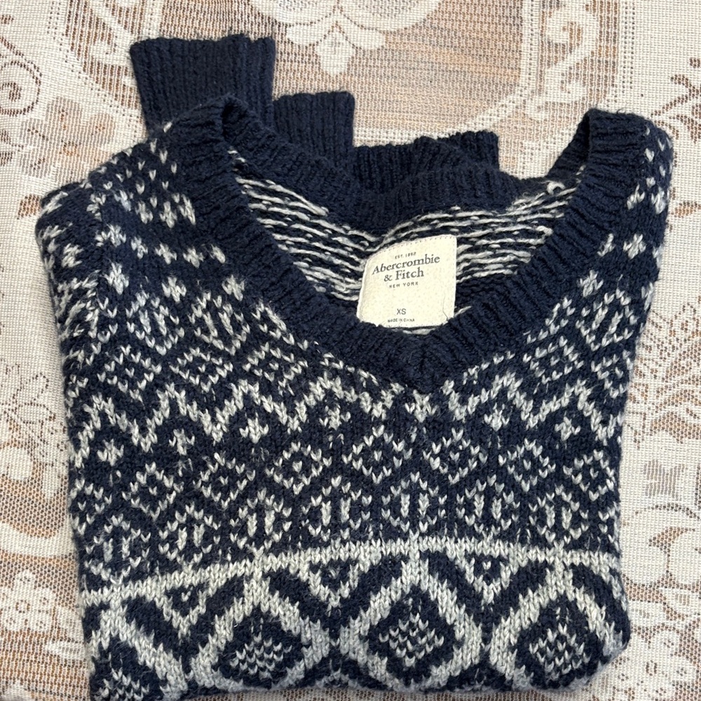 Abercrombie & Fitch Dark Blue and White Knit Sweater